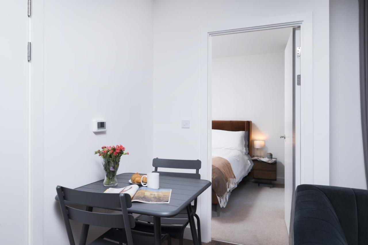 Modern Studios And Apartments At Barking Wharf In ロンドン エクステリア 写真