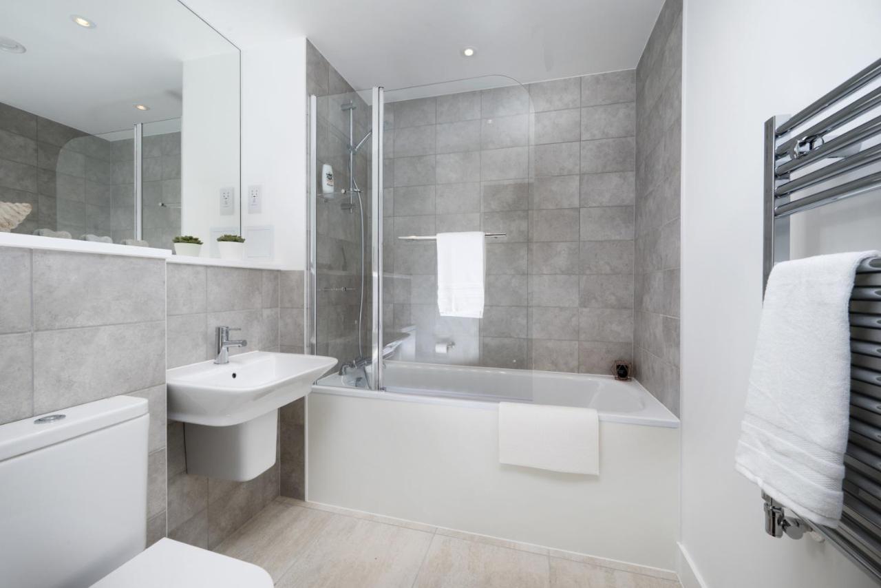 Modern Studios And Apartments At Barking Wharf In ロンドン エクステリア 写真