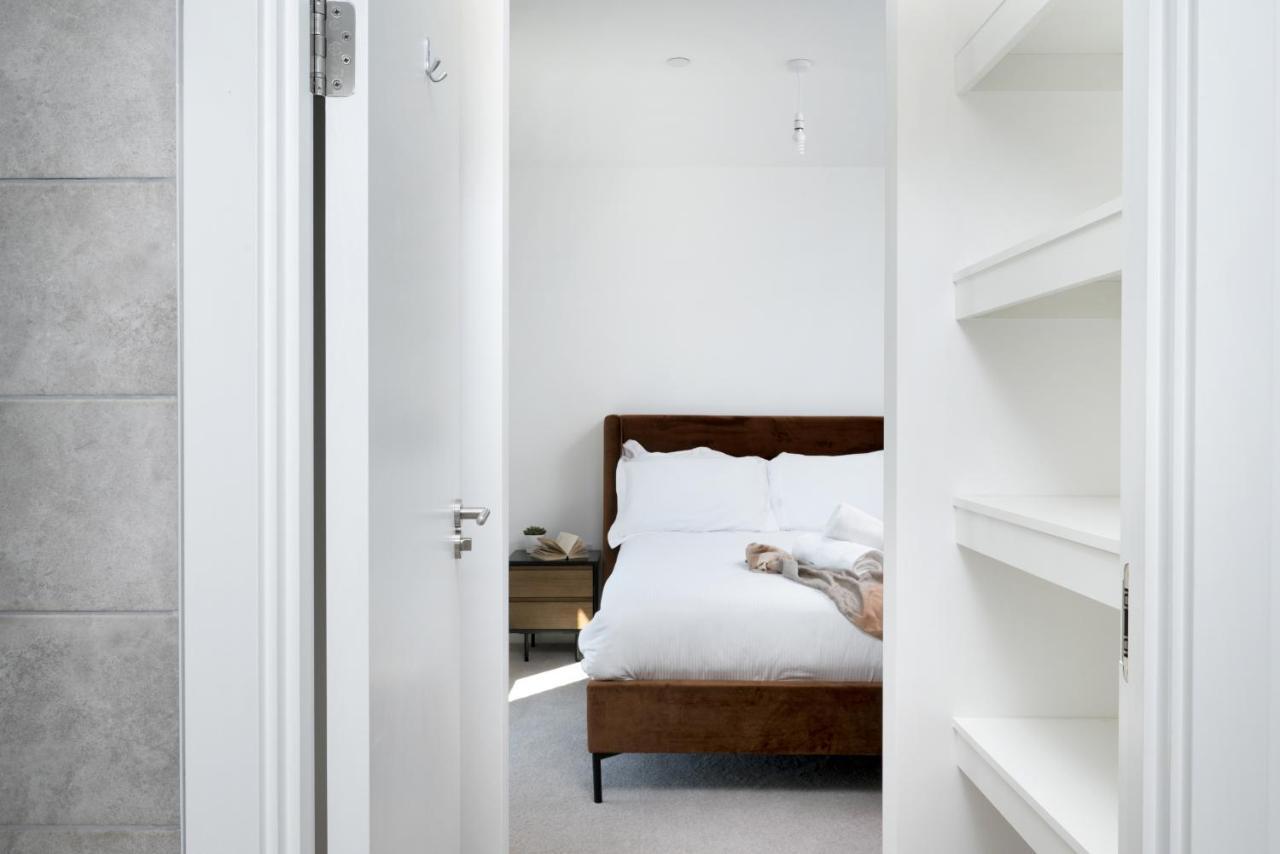 Modern Studios And Apartments At Barking Wharf In ロンドン エクステリア 写真