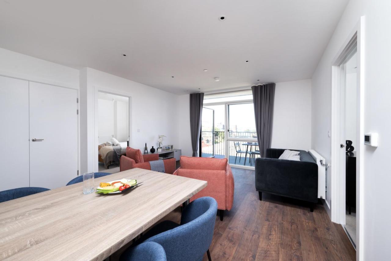 Modern Studios And Apartments At Barking Wharf In ロンドン エクステリア 写真