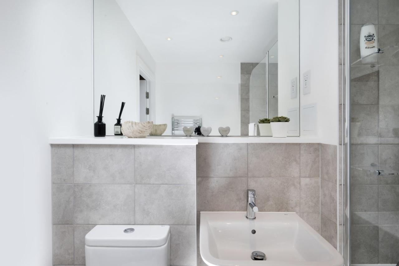 Modern Studios And Apartments At Barking Wharf In ロンドン エクステリア 写真