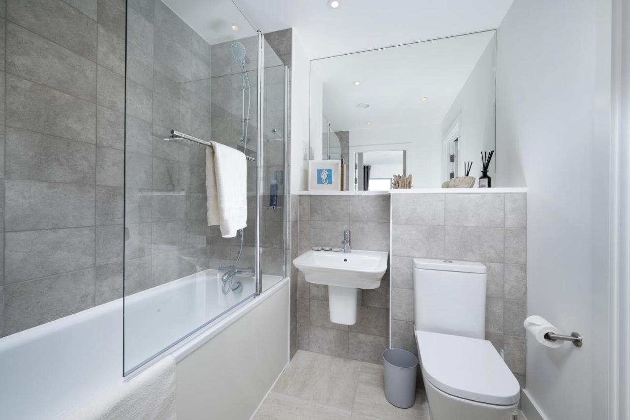 Modern Studios And Apartments At Barking Wharf In ロンドン エクステリア 写真