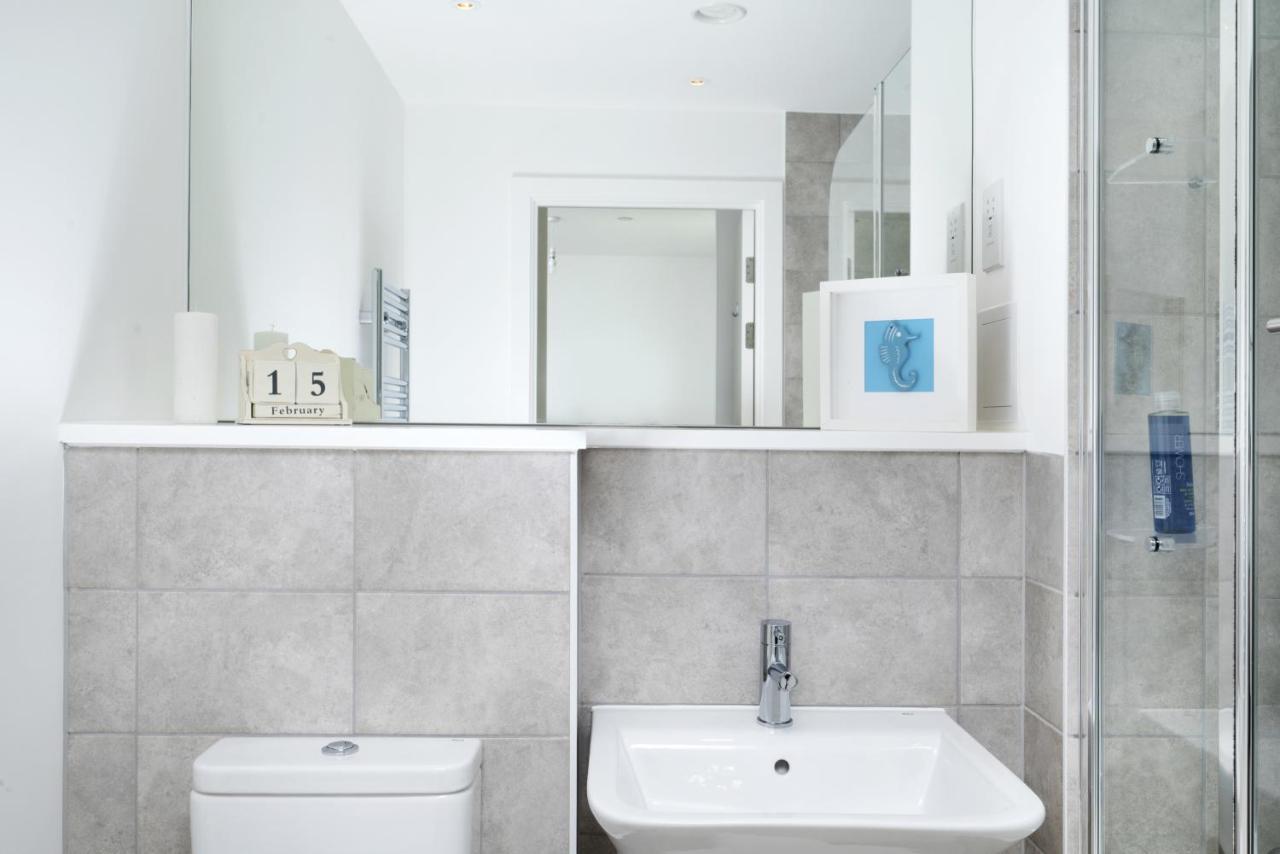 Modern Studios And Apartments At Barking Wharf In ロンドン エクステリア 写真