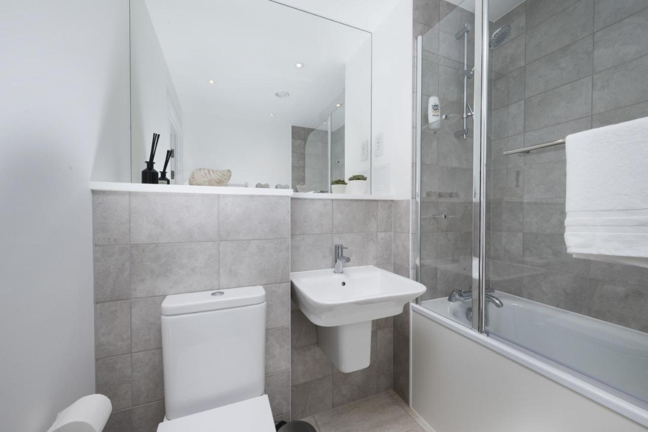 Modern Studios And Apartments At Barking Wharf In ロンドン エクステリア 写真