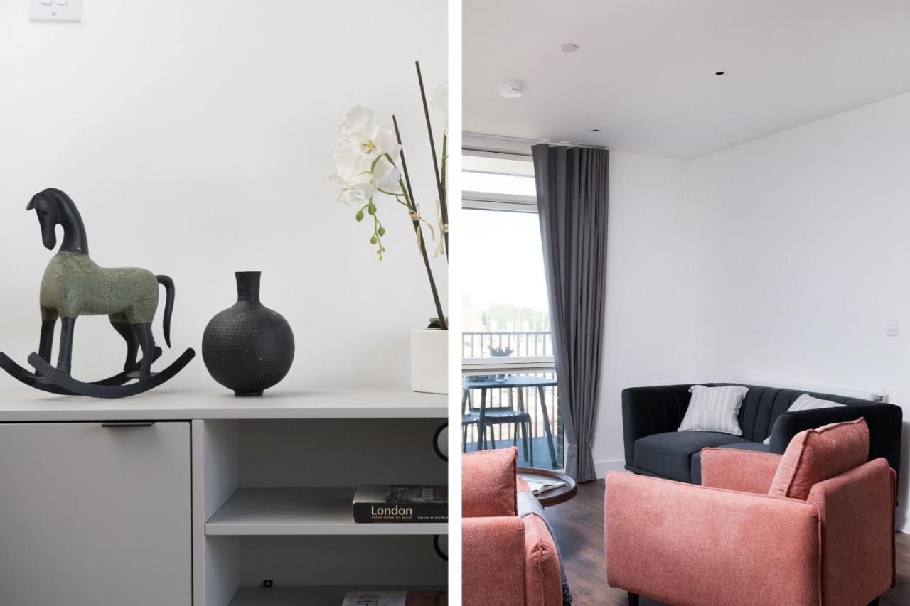 Modern Studios And Apartments At Barking Wharf In ロンドン エクステリア 写真