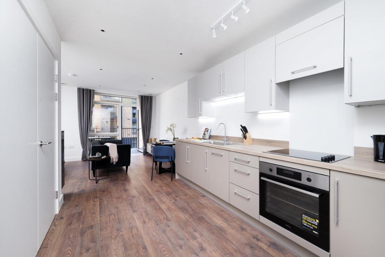 Modern Studios And Apartments At Barking Wharf In ロンドン エクステリア 写真