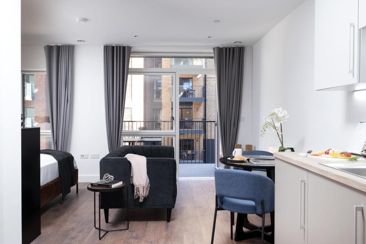 Modern Studios And Apartments At Barking Wharf In ロンドン エクステリア 写真